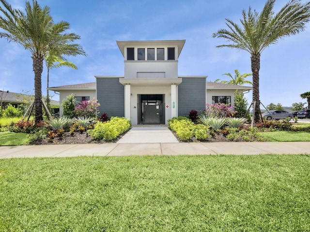 view of front of home featuring a front yard