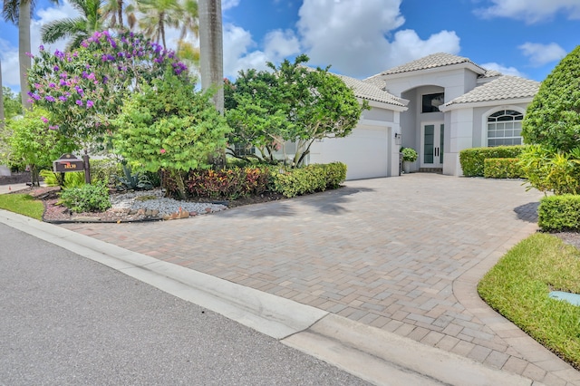 view of front facade featuring a garage