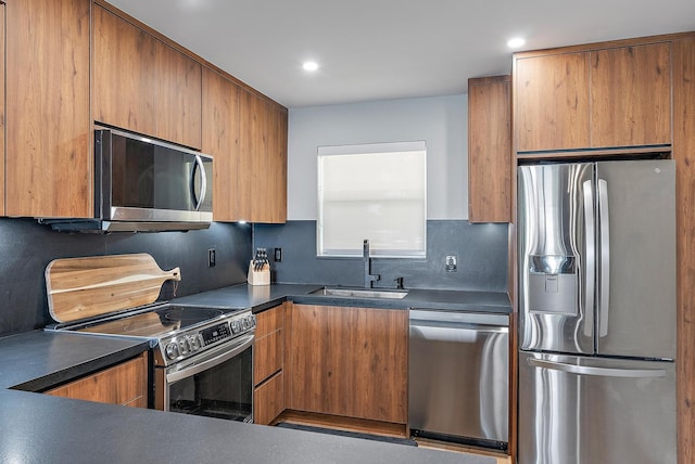 kitchen featuring decorative backsplash, stainless steel appliances, and sink