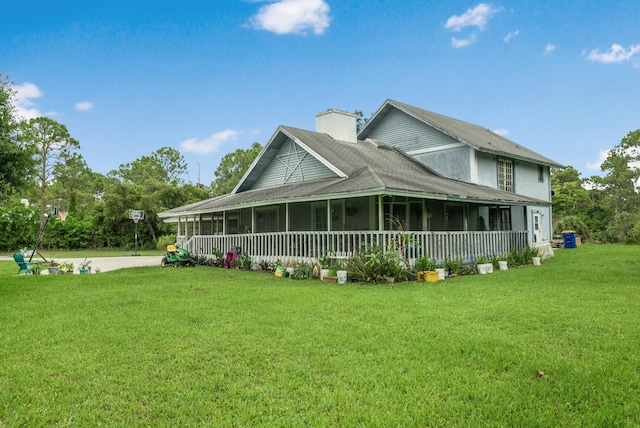 view of front of house featuring a front lawn