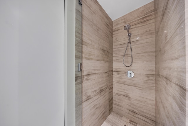 bathroom featuring a tile shower