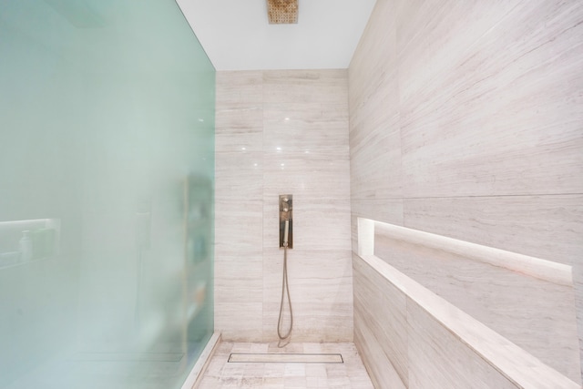 bathroom featuring a tile shower