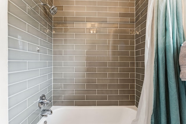 bathroom with shower / bath combo