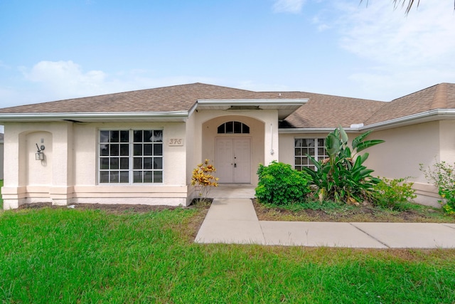 ranch-style home featuring a front lawn