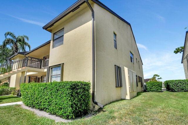 view of side of property featuring a yard