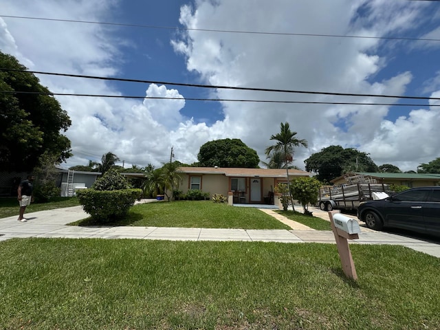 view of front of property featuring a front lawn