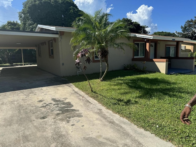 view of front of home featuring a carport and a front yard