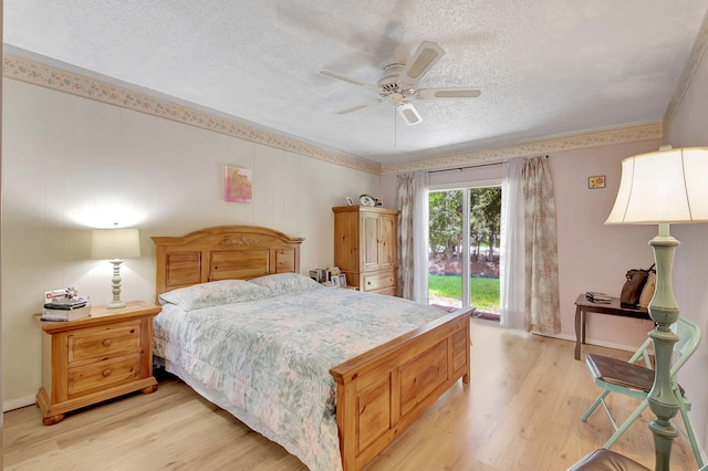 bedroom featuring ornamental molding, light hardwood / wood-style flooring, a textured ceiling, and ceiling fan