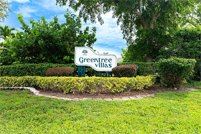 community / neighborhood sign featuring a lawn