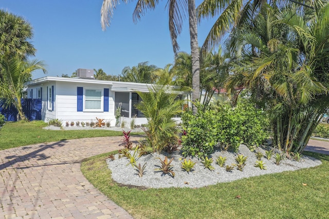 view of front of home featuring a front yard