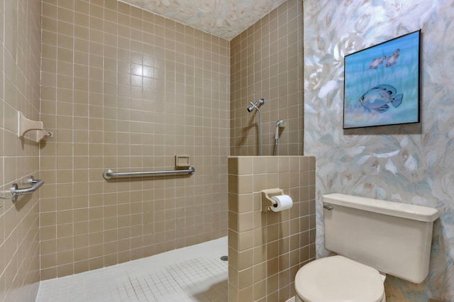 bathroom featuring a tile shower and toilet