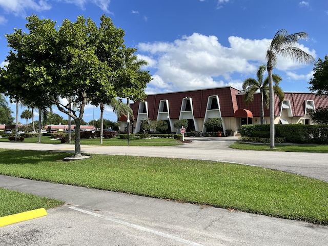 view of front of house with a front lawn