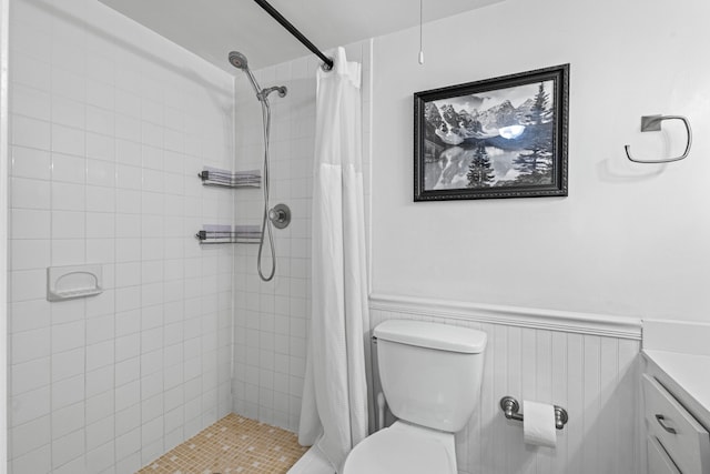 bathroom with curtained shower, vanity, and toilet