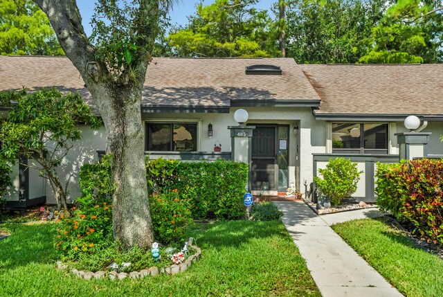 view of front of property featuring a front yard