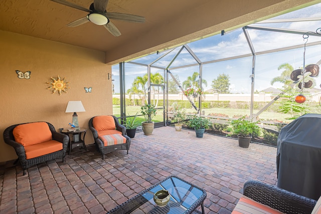 sunroom with ceiling fan