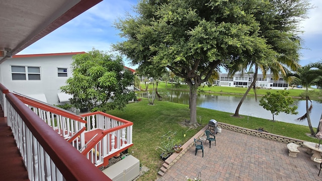 view of yard featuring a water view