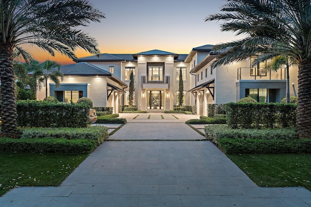 view of front of property featuring a balcony