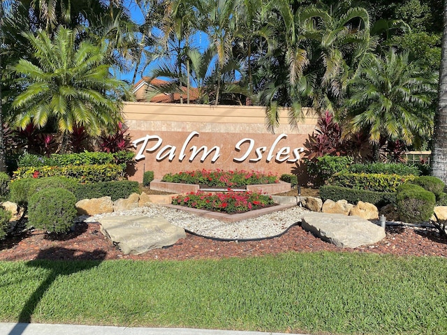 community / neighborhood sign featuring a lawn