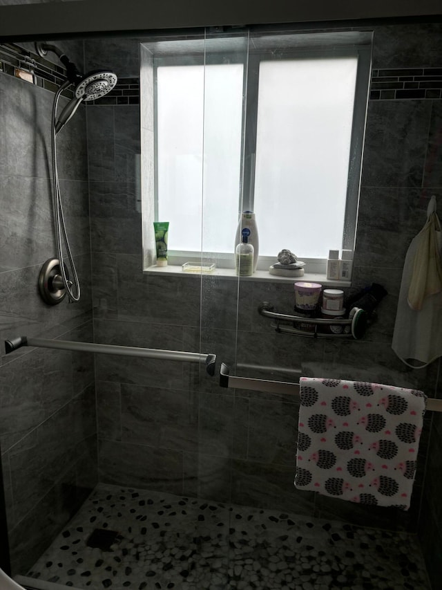 bathroom featuring tiled shower