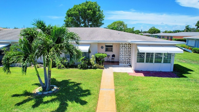 single story home featuring a front yard