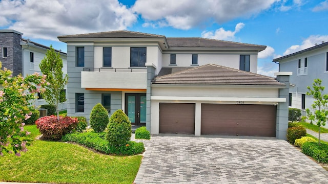 view of front of house featuring a garage and a front yard