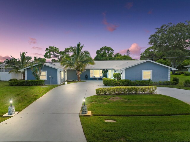 single story home featuring a lawn