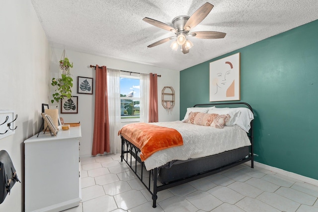 bedroom featuring ceiling fan and a textured ceiling