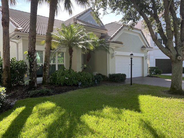 view of front facade featuring a garage and a front yard