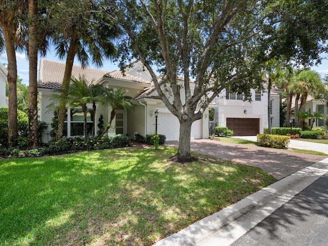 view of front of property featuring a front yard