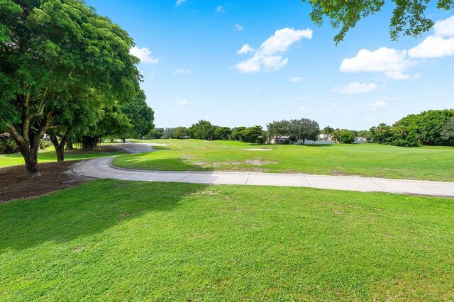 view of property's community featuring a lawn