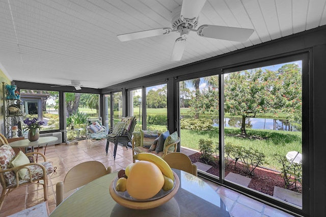 sunroom with ceiling fan