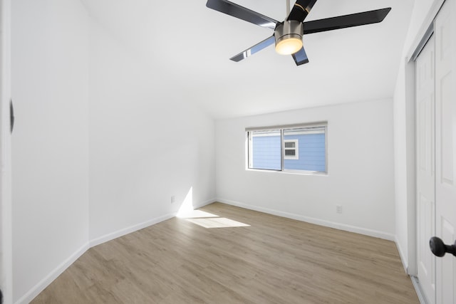 unfurnished bedroom featuring light wood-style floors, ceiling fan, baseboards, and a closet