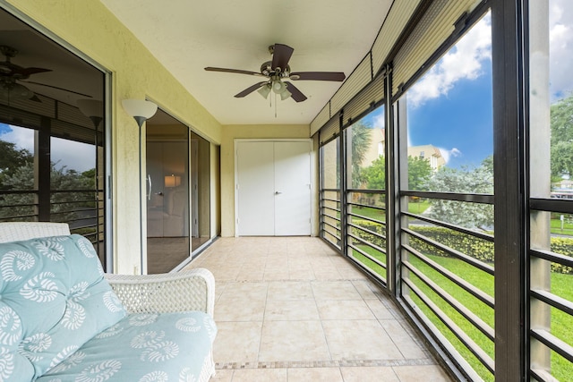 sunroom / solarium featuring a ceiling fan