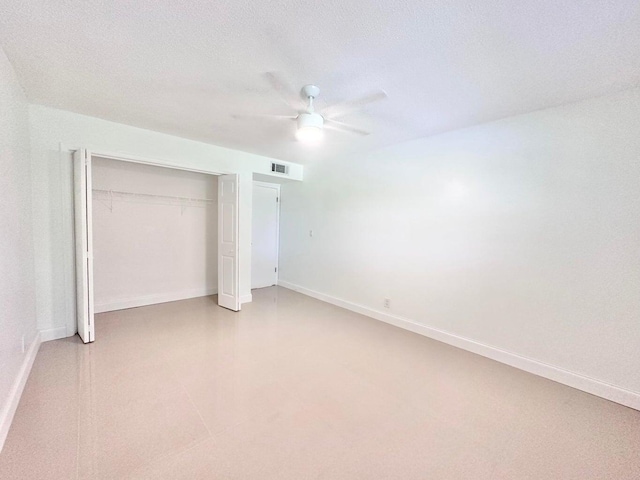 unfurnished bedroom with ceiling fan, a textured ceiling, and a closet