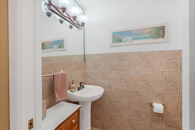 bathroom featuring tile walls