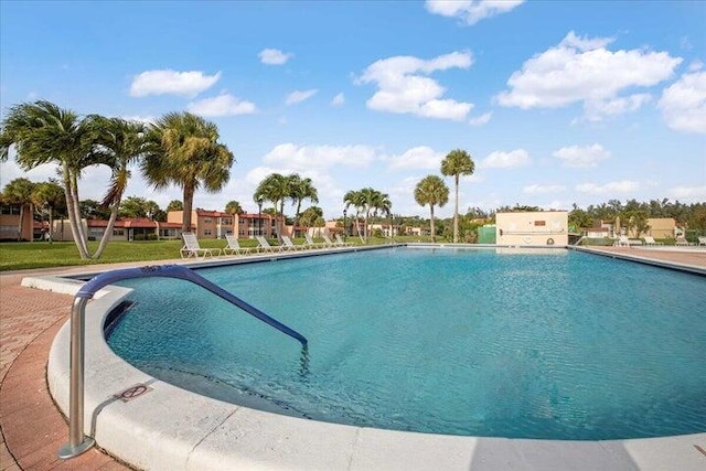 view of swimming pool