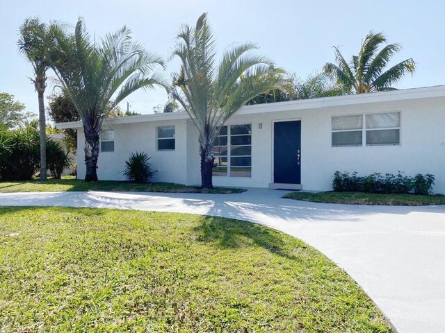 ranch-style house featuring a front yard