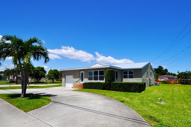 single story home with a front lawn