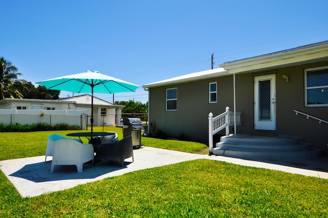 view of yard featuring a patio area