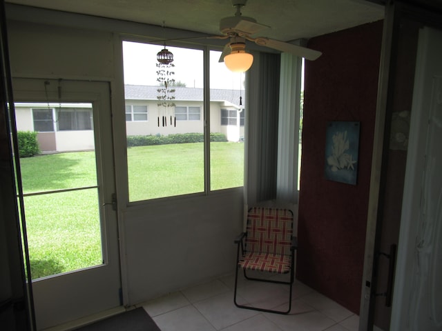 sunroom with ceiling fan