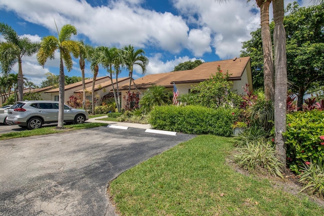 view of front of property featuring a front yard