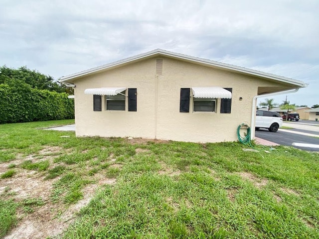 view of side of property featuring a lawn