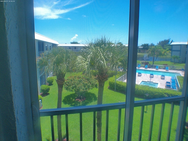 view of swimming pool with a yard