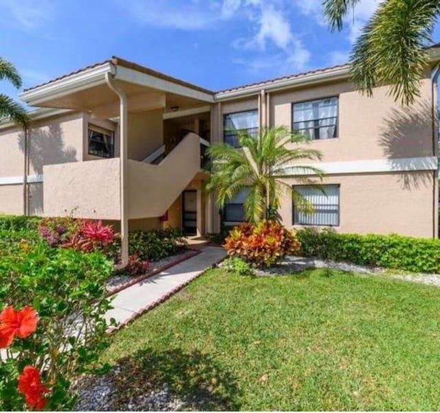 view of front of home with a front lawn