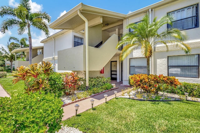 view of front of home featuring a front lawn