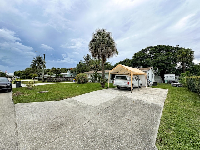 view of front facade featuring a front yard