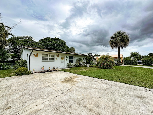 single story home with a front lawn