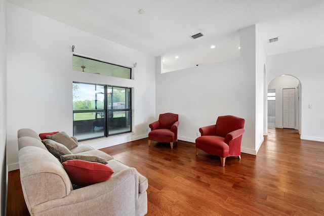 5890 NE 56th Pkwy, Okeechobee, FL 34972 - living area with visible vents, baseboards, arched walkways, recessed lighting, and wood finished floors