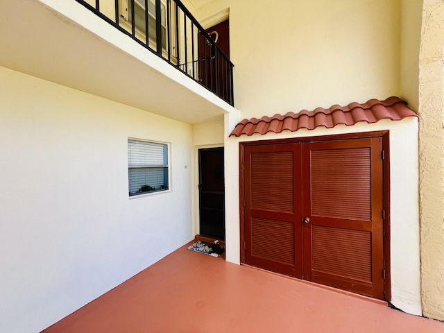 entrance to property featuring a balcony