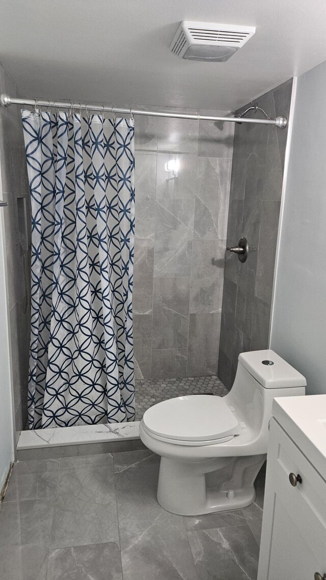 bathroom featuring curtained shower, toilet, and vanity